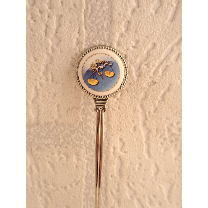 Metaal theelepeltje sterrenbeeld weegschaal in kleur op porselein rondje - Verzamelobject