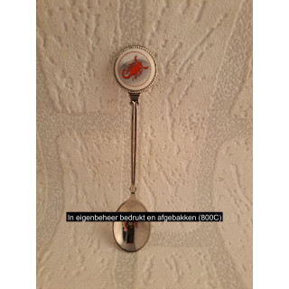 Metaal theelepeltje sterrenbeeld schorpioen in kleur op porselein rondje