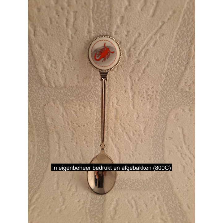 Metaal theelepeltje sterrenbeeld schorpioen in kleur op porselein rondje