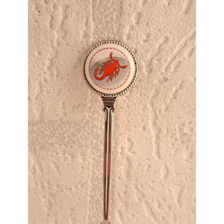 Metaal theelepeltje sterrenbeeld schorpioen in kleur op porselein rondje - Verzamelobject