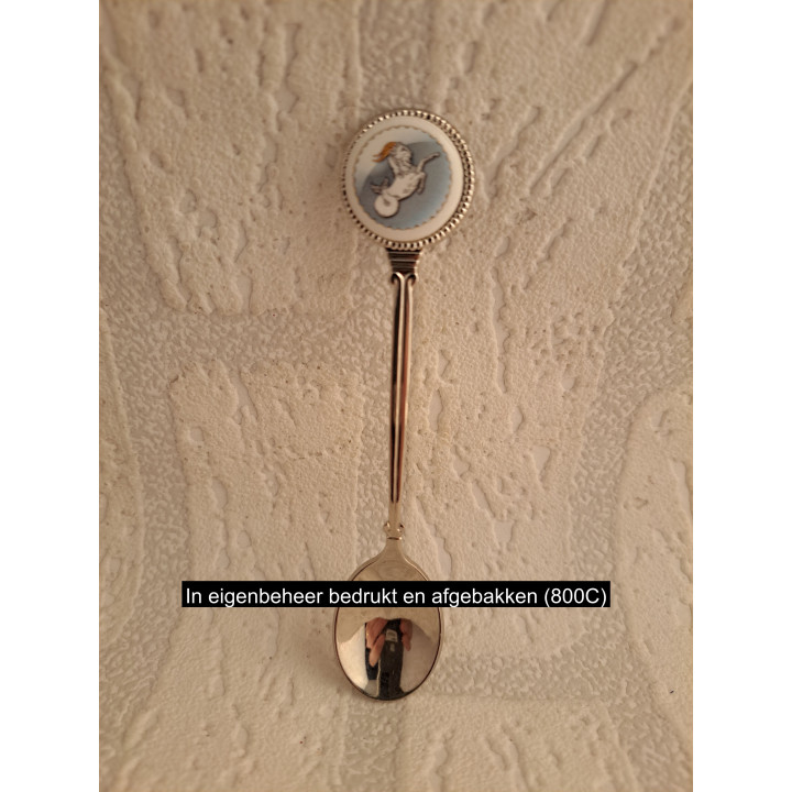 Metaal theelepeltje sterrenbeeld steenbok in kleur op porselein rondje
