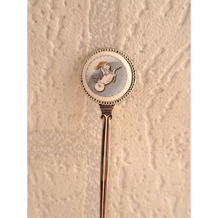 Metaal theelepeltje sterrenbeeld steenbok in kleur op porselein rondje - Verzamelobject