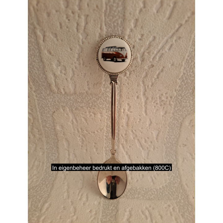 Theelepeltje met Volkswagen Simba bus, porselein en metaal