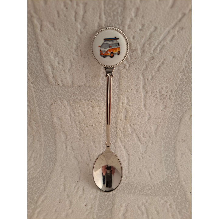 Metaal theelepeltje met oranje Volkswagen met surfplank op porselein rondje - Verzamelobject