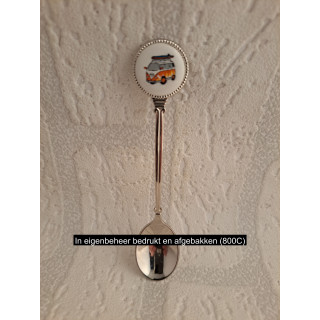Metaal theelepeltje met oranje Volkswagen met surfplank op porselein rondje