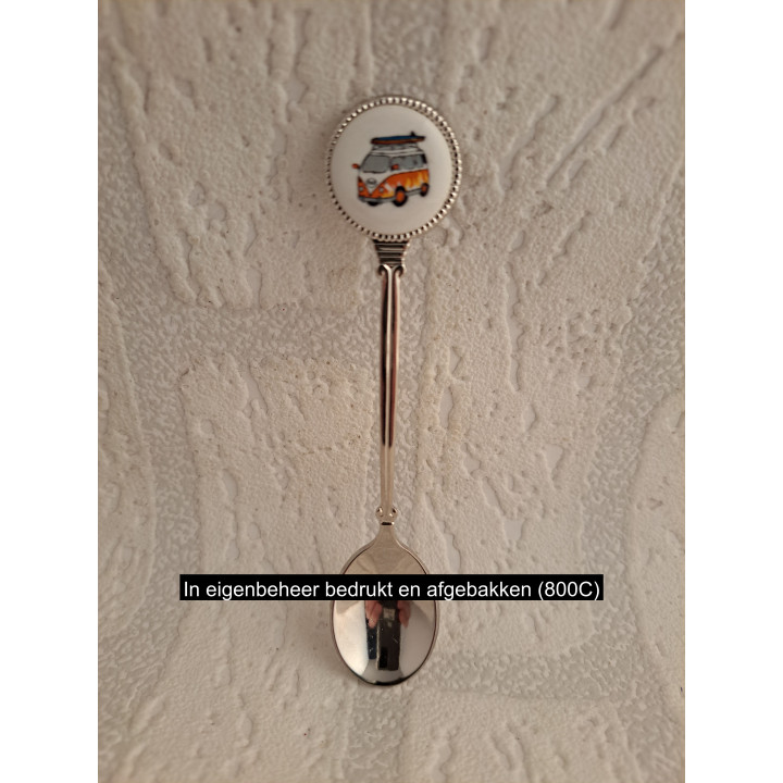 Metaal theelepeltje met oranje Volkswagen met surfplank op porselein rondje