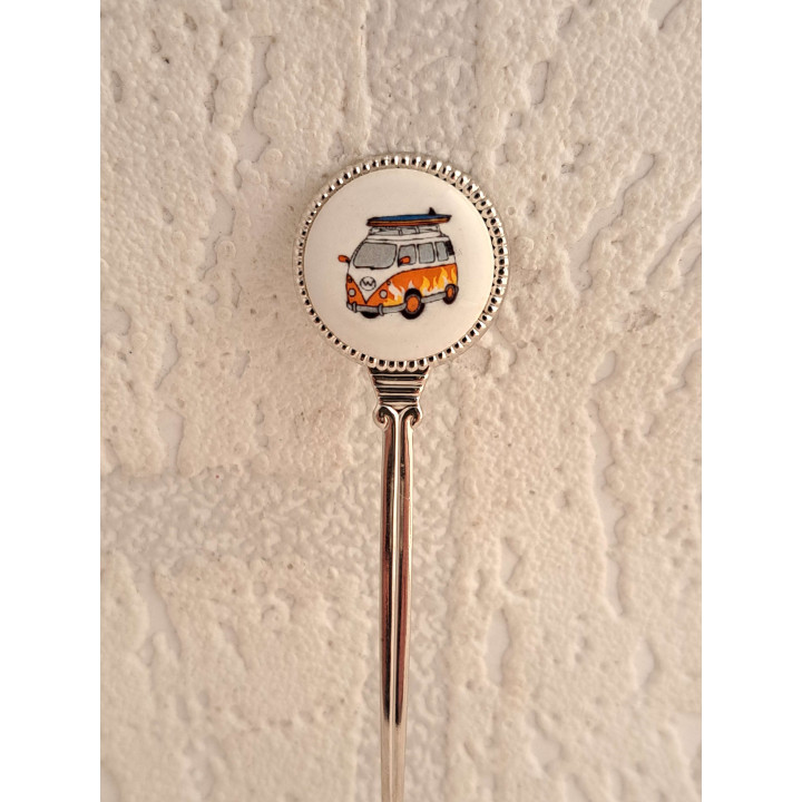 Metaal theelepeltje met oranje Volkswagen met surfplank op porselein rondje - Verzamelobject