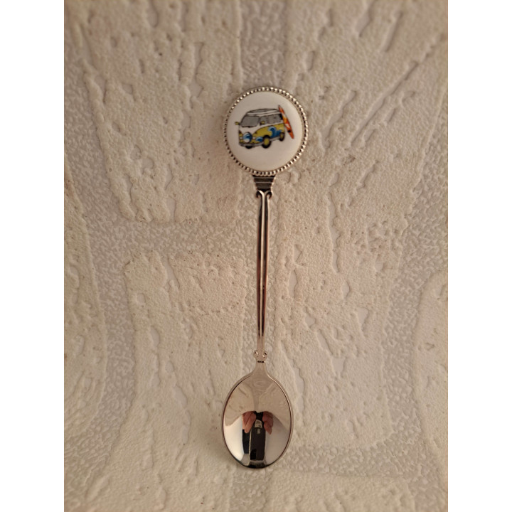 Metaal theelepeltje met groene Volkswagen met surfplank op porselein rondje - Verzamelobject