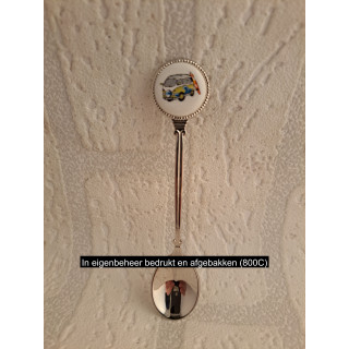 Metaal theelepeltje met groene Volkswagen met surfplank op porselein rondje