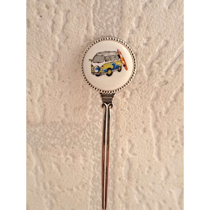 Metaal theelepeltje met groene Volkswagen met surfplank op porselein rondje - Verzamelobject
