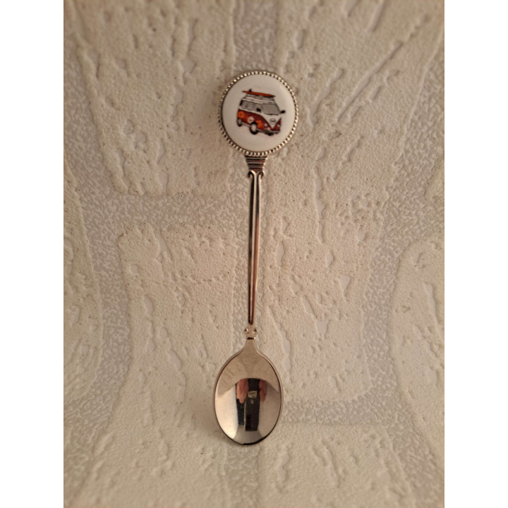 Metaal theelepeltje met paarse Volkswagen met surfplank op porselein rondje - Verzamelobject