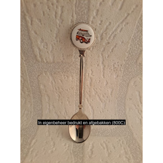 Metaal theelepeltje met paarse Volkswagen met surfplank op porselein rondje