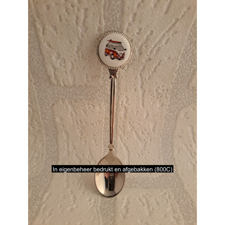 Metaal theelepeltje met paarse Volkswagen met surfplank op porselein rondje