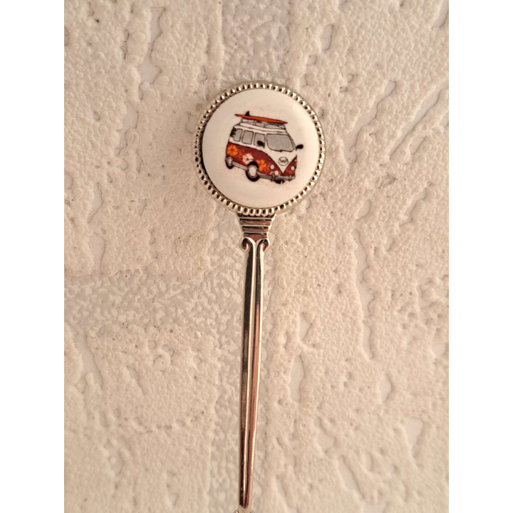 Metaal theelepeltje met paarse Volkswagen met surfplank op porselein rondje - Verzamelobject