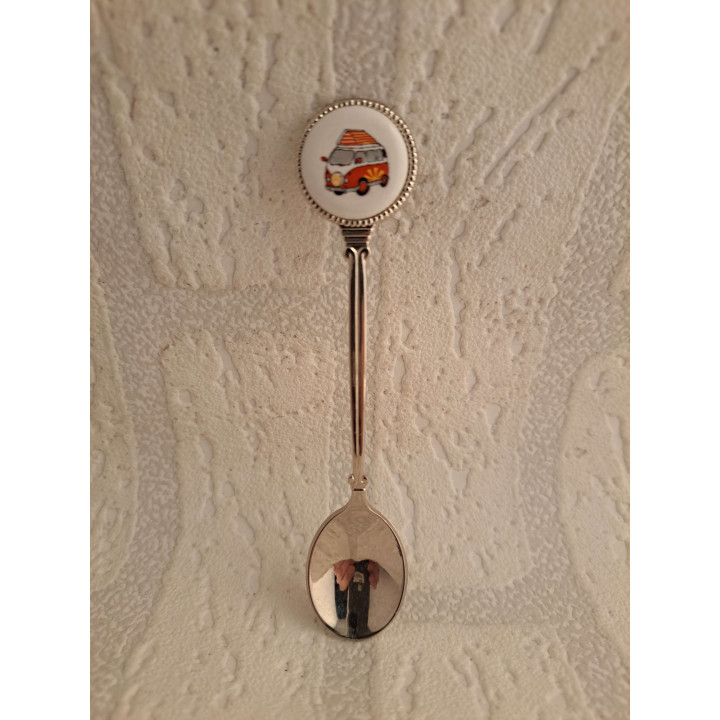 Metaal theelepeltje met rode Volkswagen met tent op porselein rondje - Verzamelobject