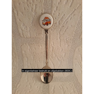 Metaal theelepeltje met rode Volkswagen met tent op porselein rondje