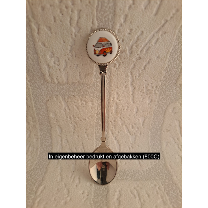 Metaal theelepeltje met rode Volkswagen met tent op porselein rondje