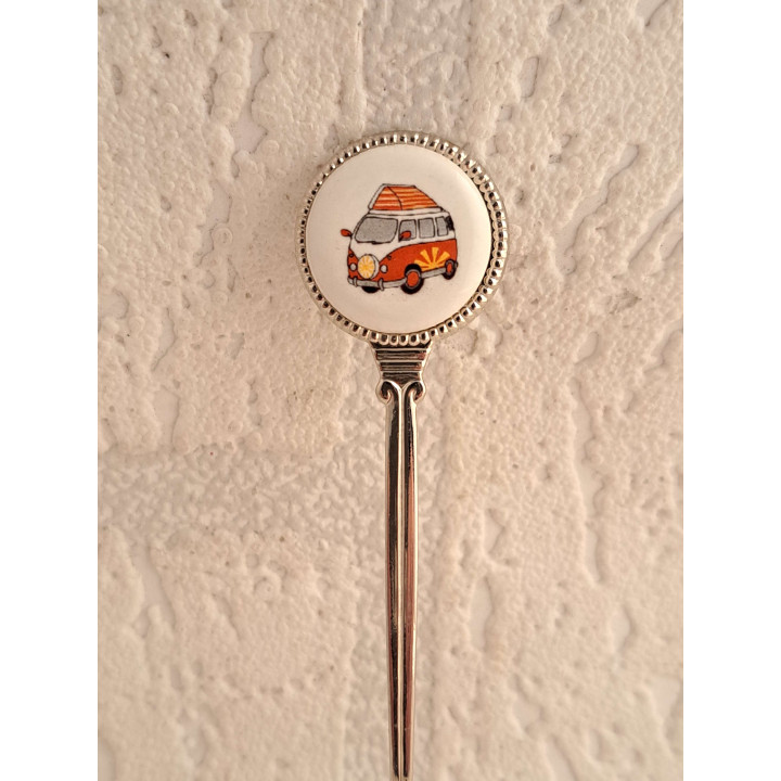 Metaal theelepeltje met rode Volkswagen met tent op porselein rondje - Verzamelobject