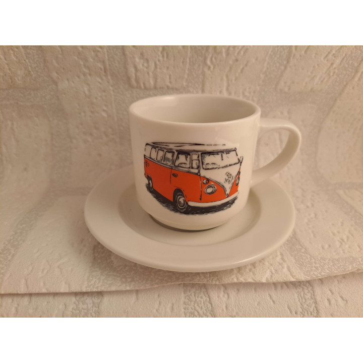 Kop en schotel met rode Volkswagen Type 1 combi bus tekening - handgemaakt