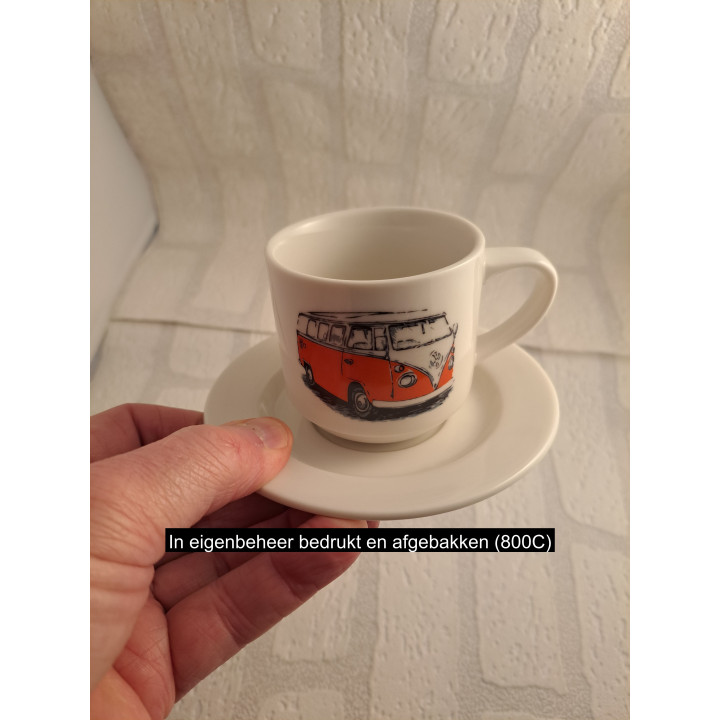 Kop en schotel met rode Volkswagen Type 1 combi bus tekening