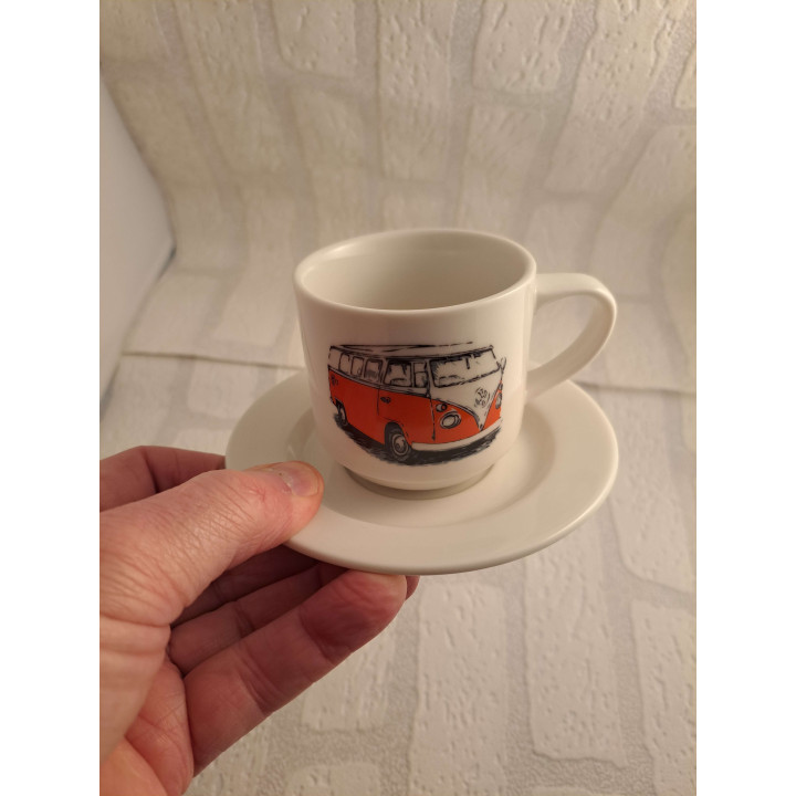 Kop en schotel met rode Volkswagen Type 1 combi bus tekening - handgemaakt