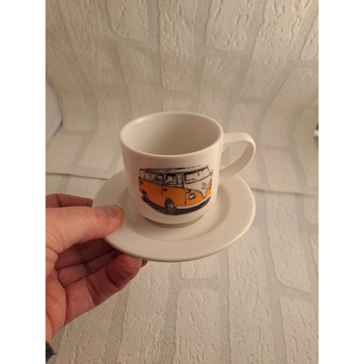Kop en schotel met oranje Volkswagen bus, porselein D7xH7cm - handgemaakt