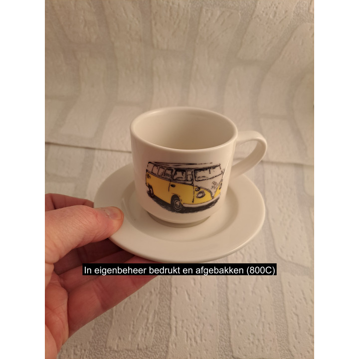 Kop en schotel met gele Volkswagen bus, porselein D7xH7cm