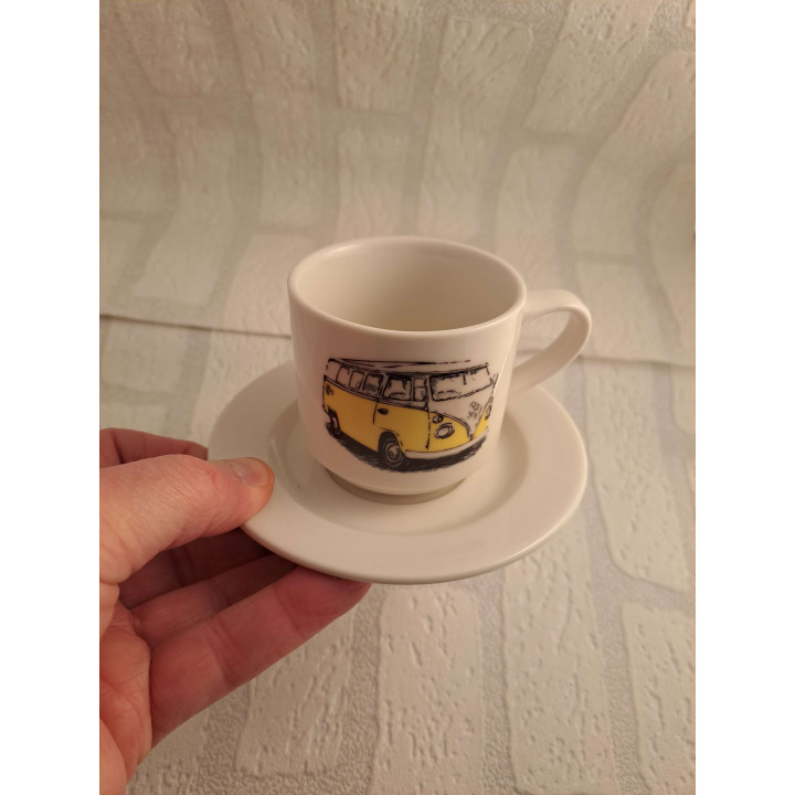 Kop en schotel met gele Volkswagen bus, porselein D7xH7cm - handgemaakt
