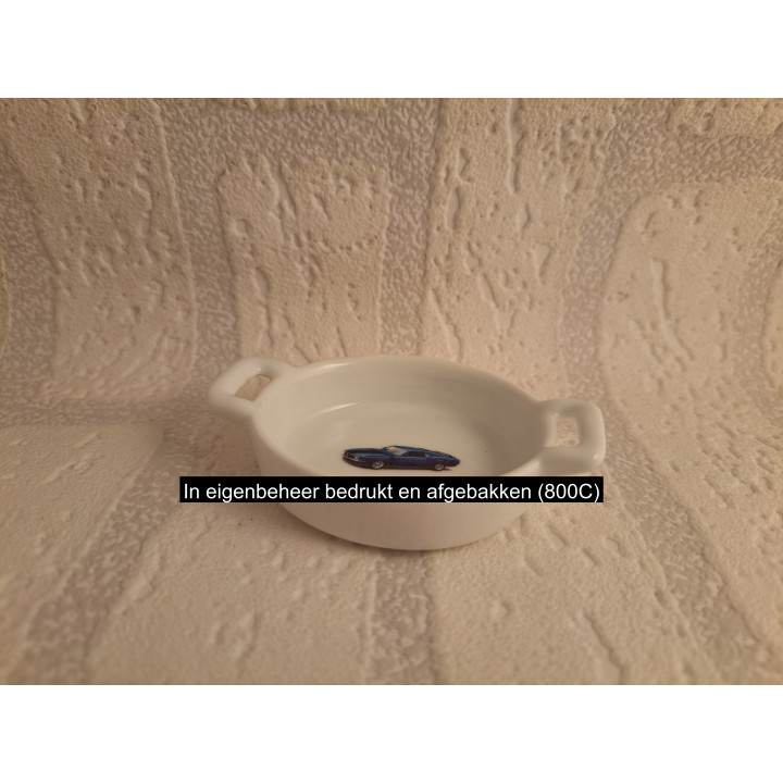 Amuseschaaltje van porselein met een Ford Mustang Mach 1