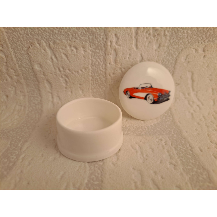 Pillendoosje Chevrolet Corvette C1, porselein D4.5xH2.5cm - handgemaakt