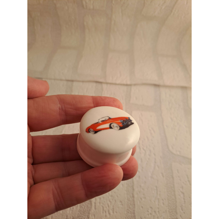 Pillendoosje Chevrolet Corvette C1, porselein D4.5xH2.5cm - handgemaakt