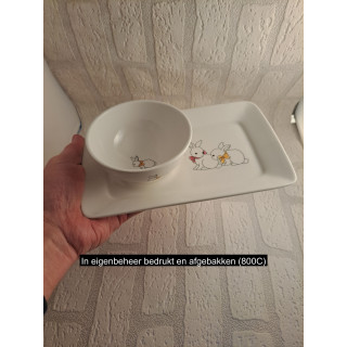 Porseleinen Schaaltje op Plateau met Konijnen Tekening