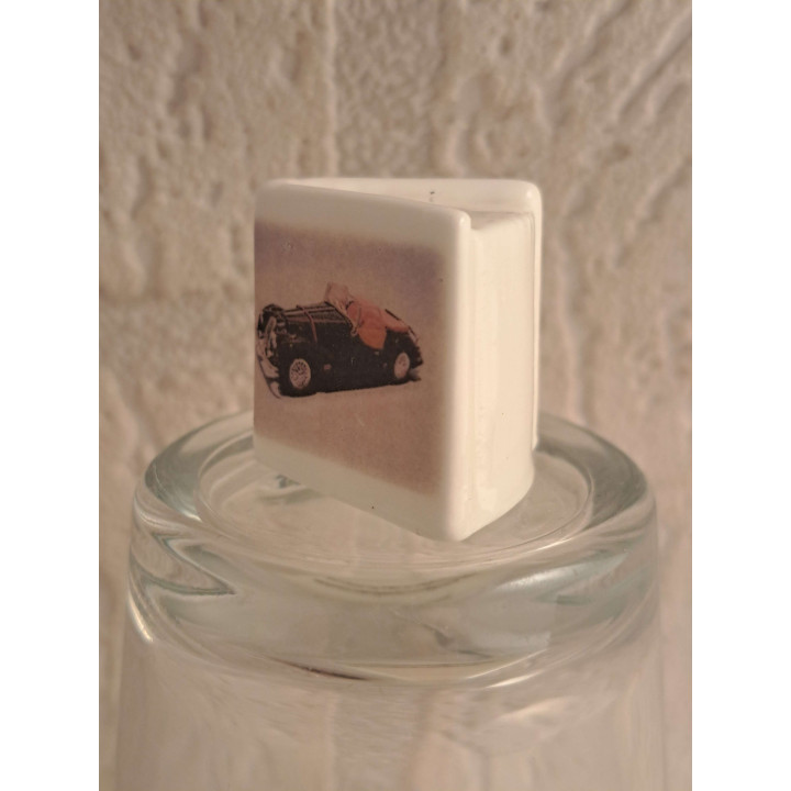 Boekje met Morgan Plus 8 cabrio, porselein 2.5x2.5x2.5cm - handgemaakt