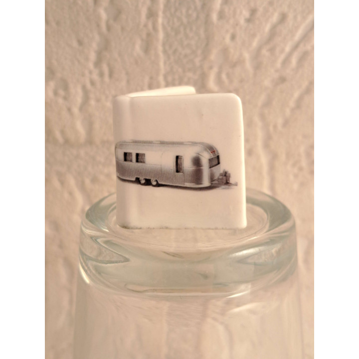 Boekje met Airstream caravan, porselein 2.5x2.5x2.5cm - handgemaakt