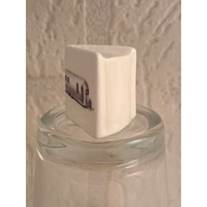 Boekje met Airstream caravan, porselein 2.5x2.5x2.5cm - handgemaakt