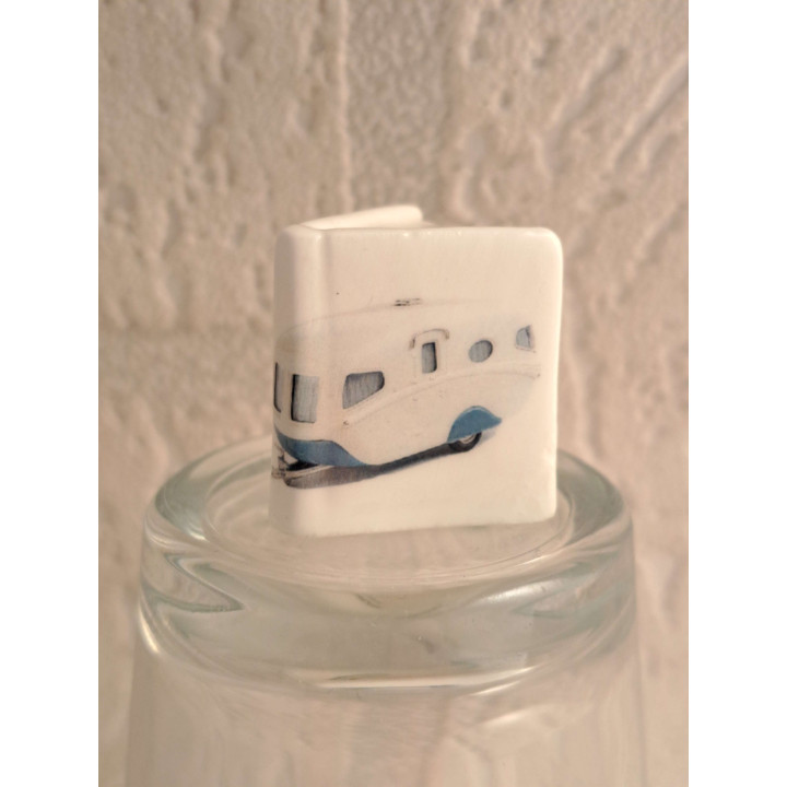Boekje met Willerby vogue 1956 caravan, porselein 2.5x2.5x2.5cm - handgemaakt