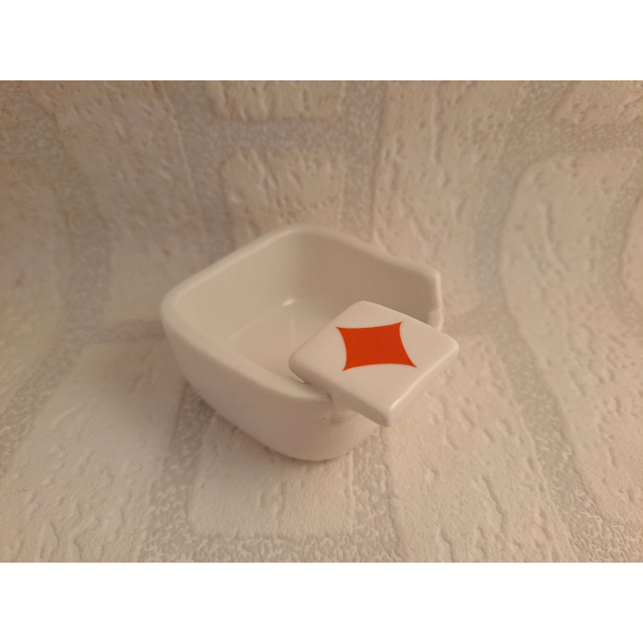 Asbak met speelkaart symbool Ruiten, porselein 7x8.5x4cm - handgemaakt