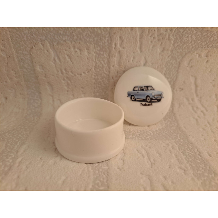 Pillendoosje met Trabant 601 en tekst, porselein D4.5xH2.5cm - handgemaakt