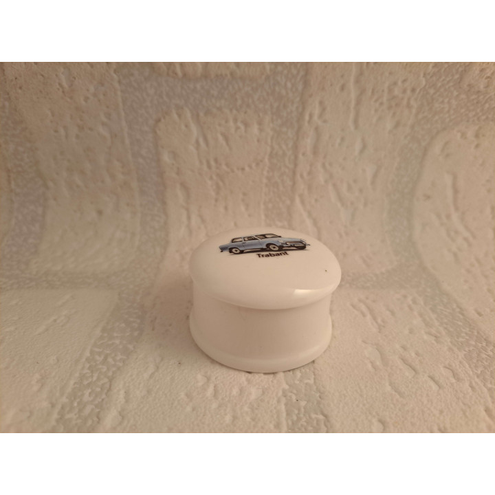 Pillendoosje met Trabant 601 en tekst, porselein D4.5xH2.5cm - handgemaakt