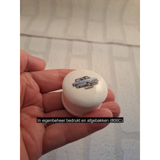 Pillendoosje met Trabant 601 en tekst, porselein D4.5xH2.5cm