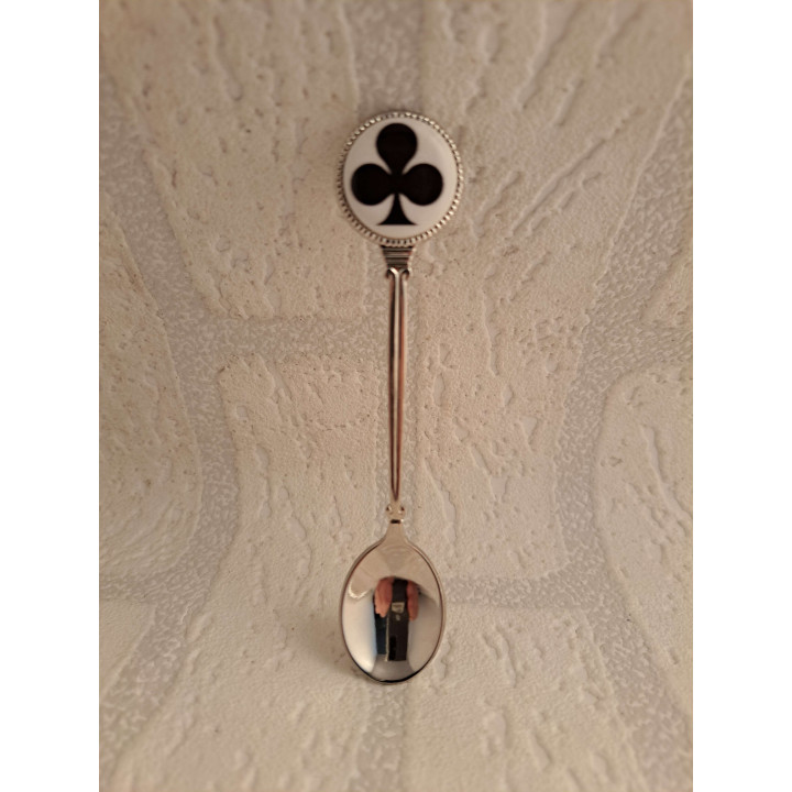 Metaal theelepeltje speelkaarten symbool klaveren op het porselein rondje  - Verzamelobject