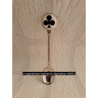 Metaal theelepeltje speelkaarten symbool klaveren op het porselein rondje