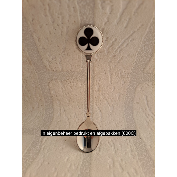 Metaal theelepeltje speelkaarten symbool klaveren op het porselein rondje