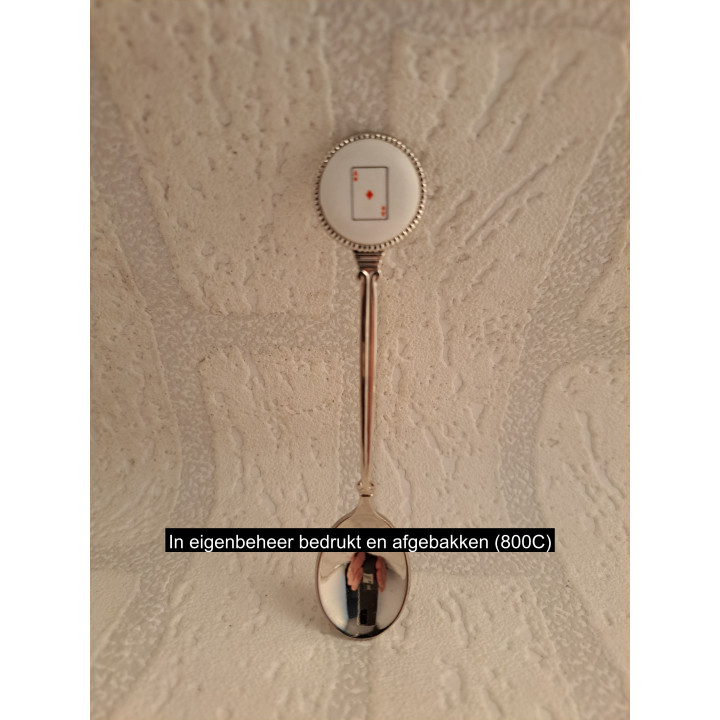 Metaal theelepeltje speelkaart Ruiten Aas op het porselein rondje