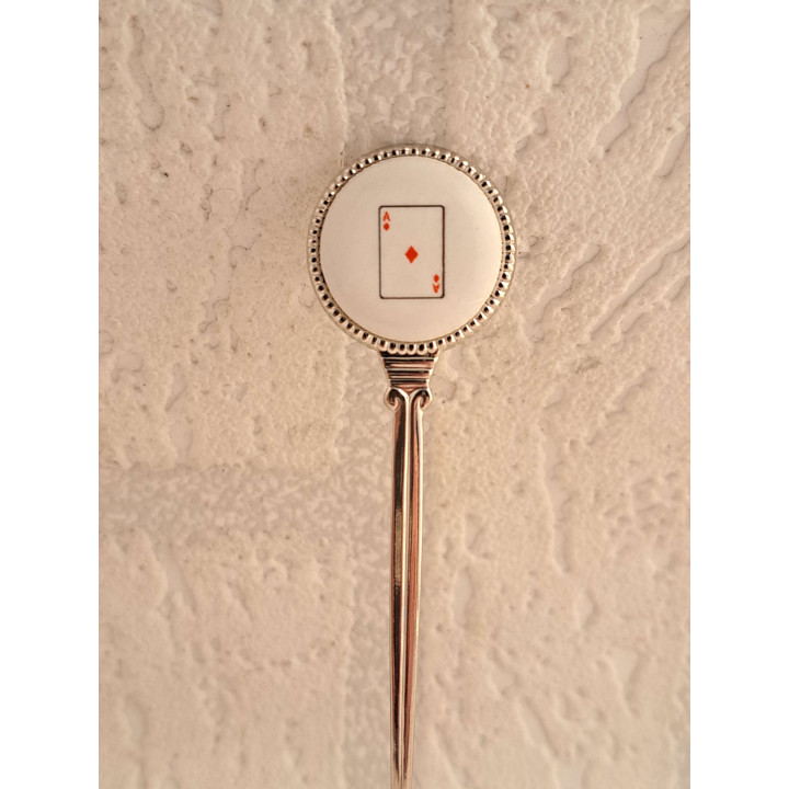 Metaal theelepeltje speelkaart Ruiten Aas op het porselein rondje  - Verzamelobject