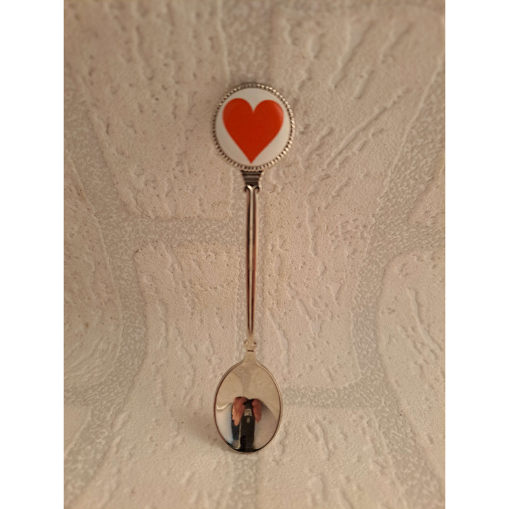 Metaal theelepeltje speelkaarten symbool Harten op het porselein rondje  - Verzamelobject