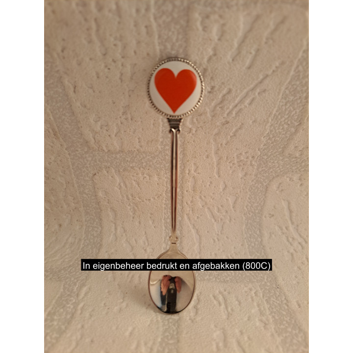 Metaal theelepeltje speelkaarten symbool Harten op het porselein rondje