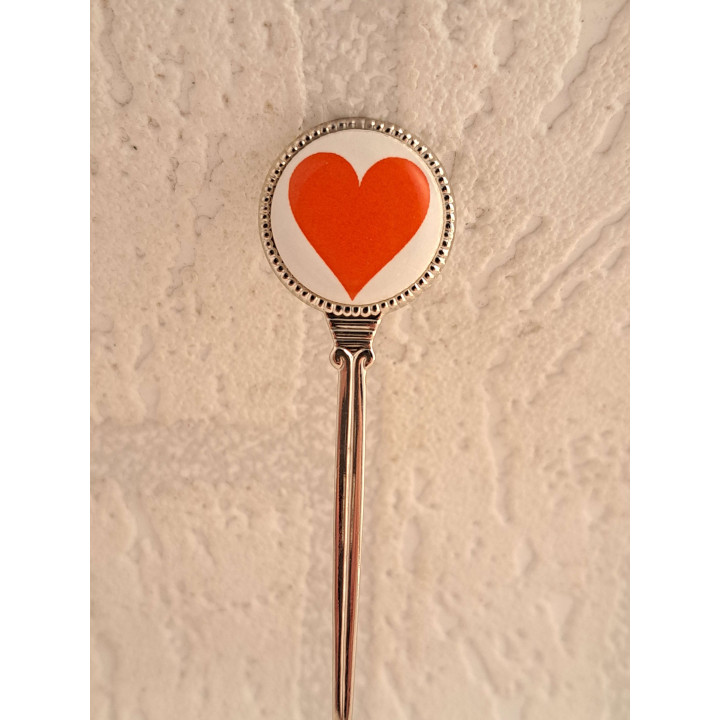 Metaal theelepeltje speelkaarten symbool Harten op het porselein rondje  - Verzamelobject