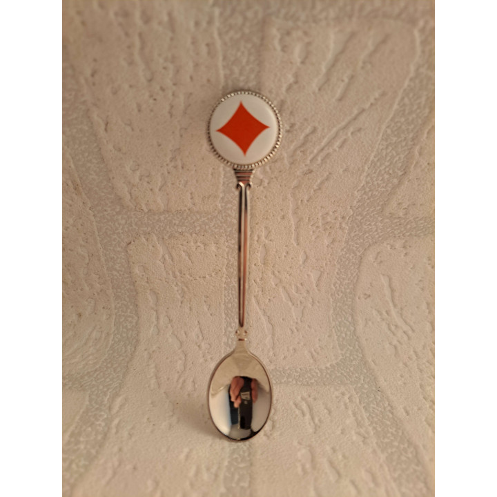 Metaal theelepeltje speelkaarten symbool Ruiten op het porselein rondje  - Verzamelobject