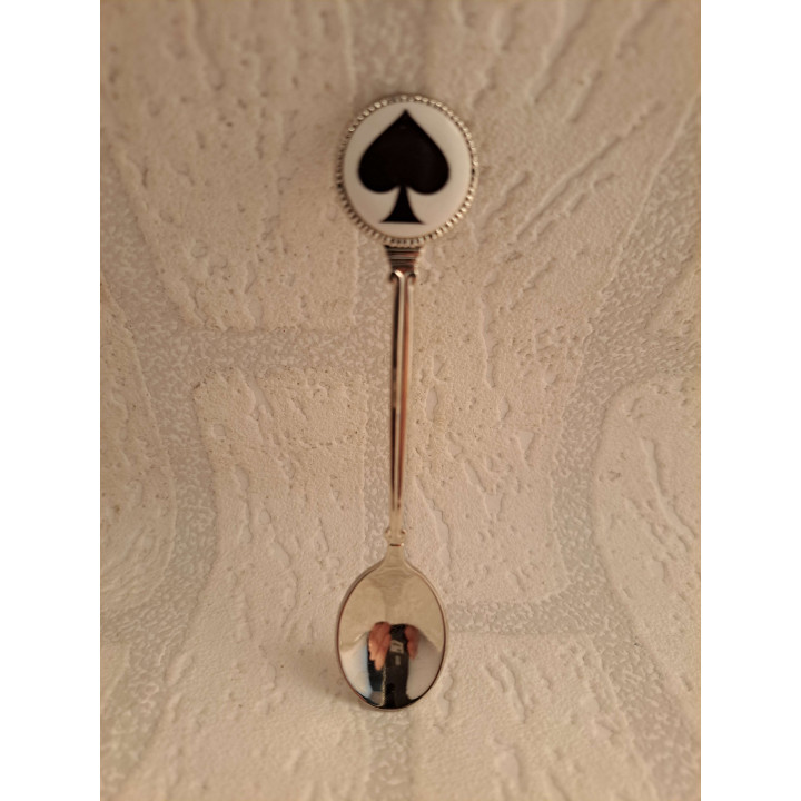 Metaal theelepeltje speelkaarten symbool Schoppen op het porselein rondje  - Verzamelobject